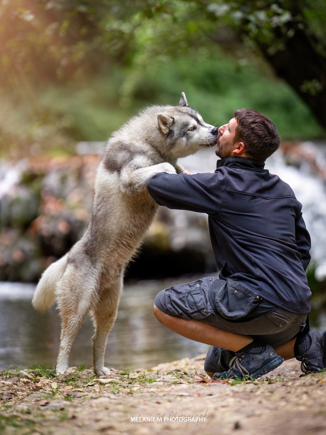 Avis et témoignages Lien KaNin : Kévin, éducateur canin comportementaliste dans le Gard, en moment de complicité avec son chien Natsu à Nîmes